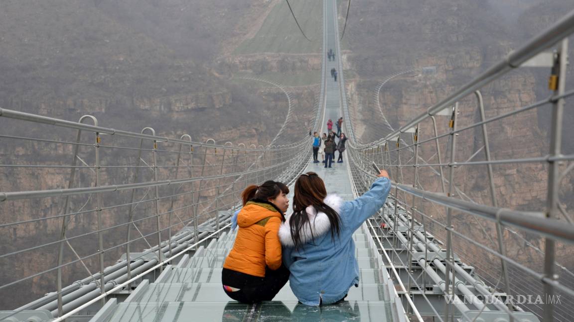 Puente de Cristal, el más largo del mundo, flota sobre Banshan en China