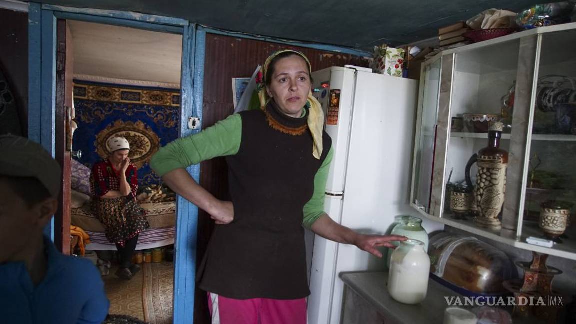 $!Niños comen alimentos contaminados en Chernobyl