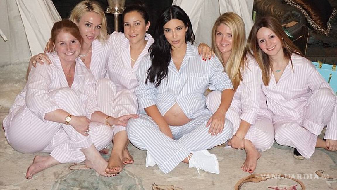 Kim Kardashian celebra su baby shower en pijama