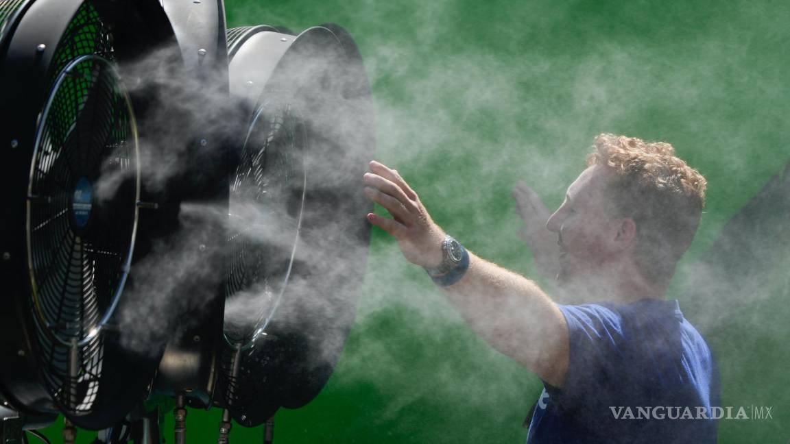 $!Un espectador se refresca durante una jornada de entrenamiento previa al Abierto de Australia en Melbourne Park, Melbourne, Australia, 12 de enero de 2024.