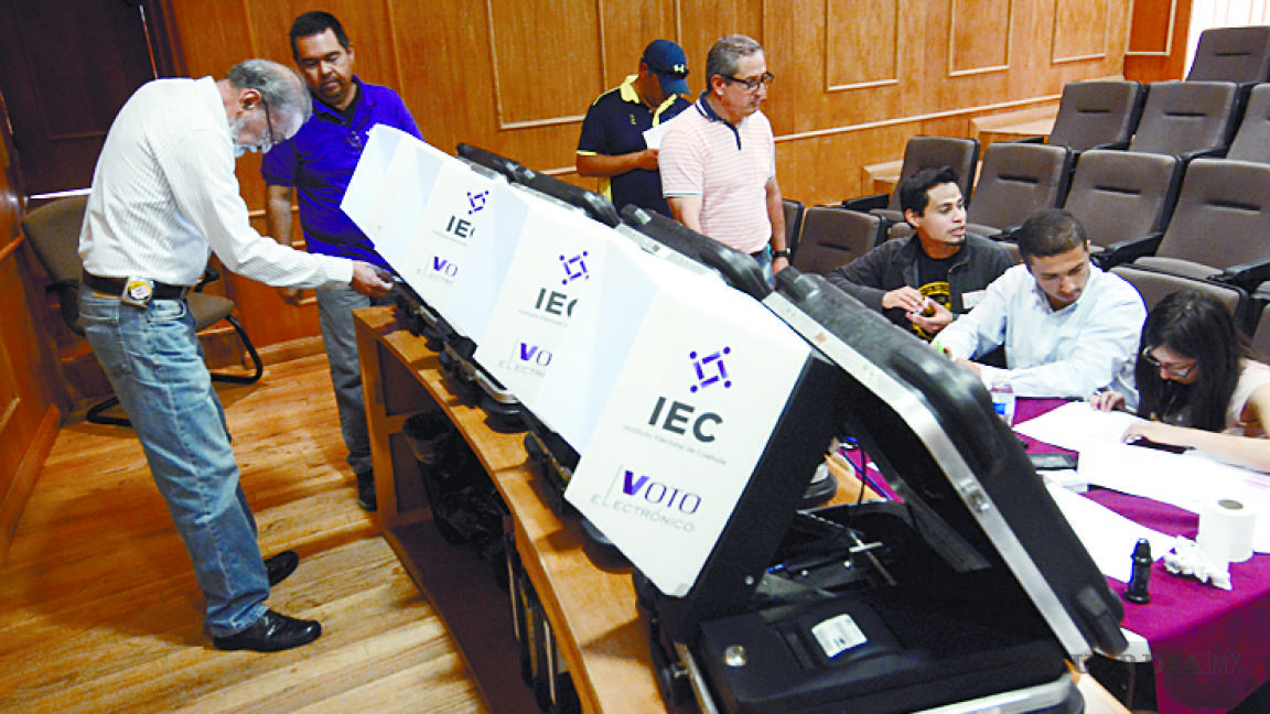 Por primera vez utilizan urna electrónica para elegir un rector en Coahuila
