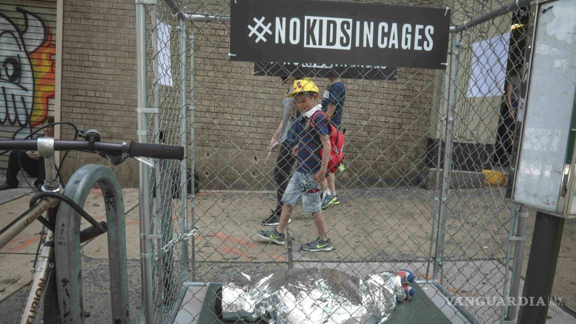 Con éstas jaulas, protestan en Nueva York por detención de niños migrantes