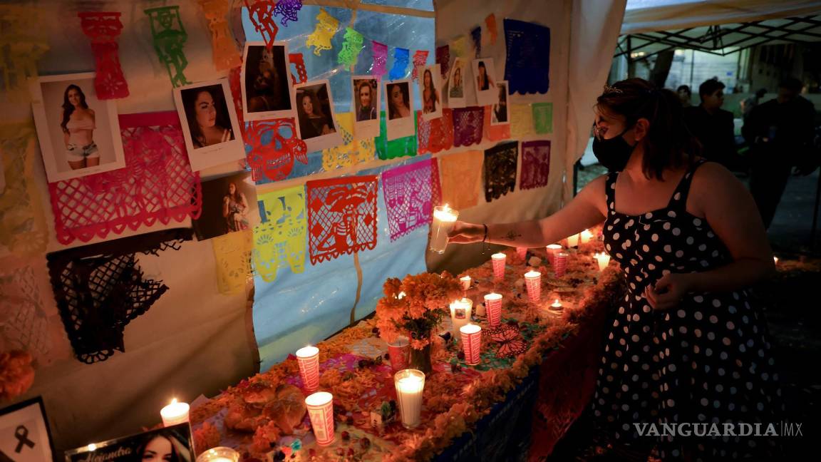 $!Integrantes de la comunidad LGBT realizan una ofrenda por el Día de Muertos en Ciudad de México. EFE/Carlos Ramírez