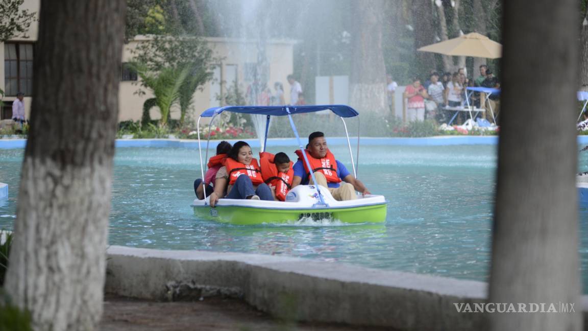 $!'Inundan' saltillenses lago de la Alameda, para pasear en lancha