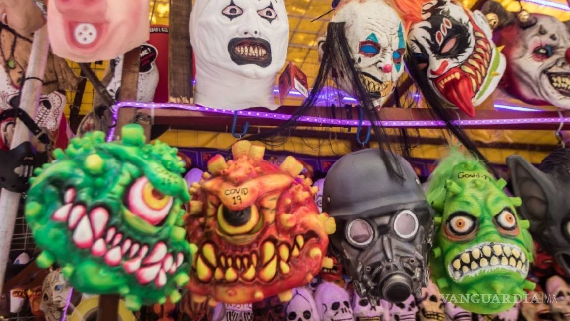COVID-19, 'El Chapo' y AMLO inspiran máscaras de Halloween en mercado de CDMX