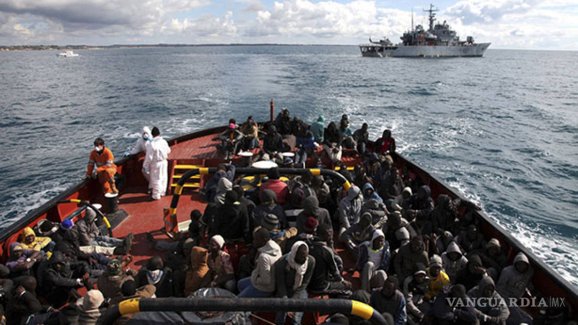 Rescatan a miles de migrantes frente a costas libias