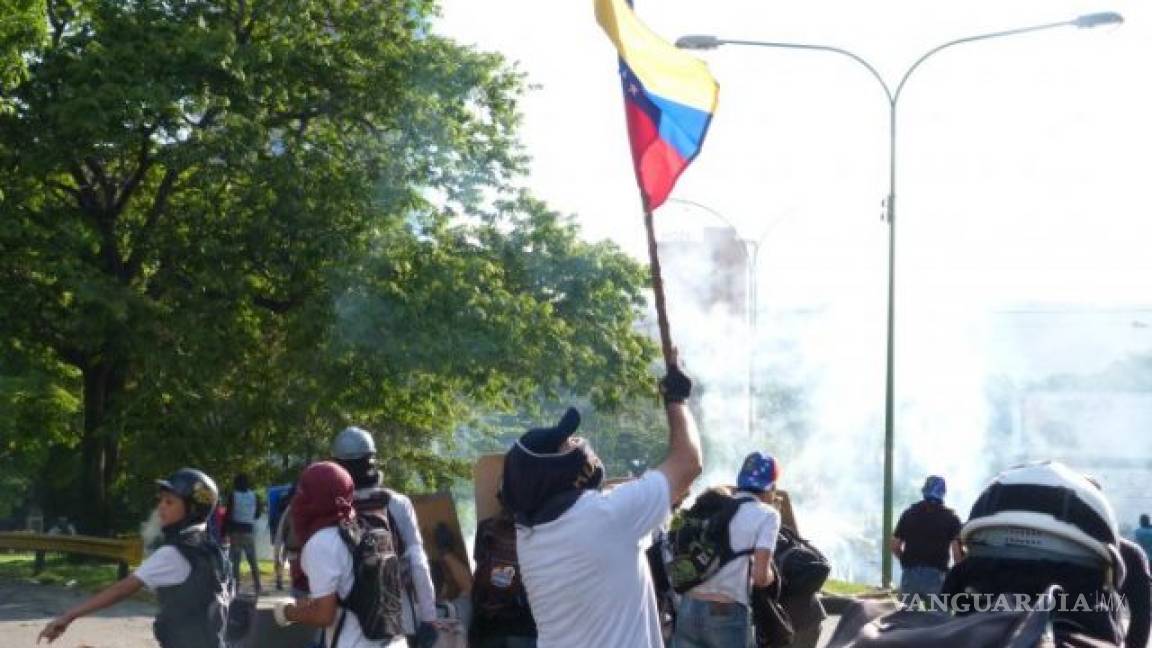 Opositores y policías se enfrentan en una protesta en Caracas