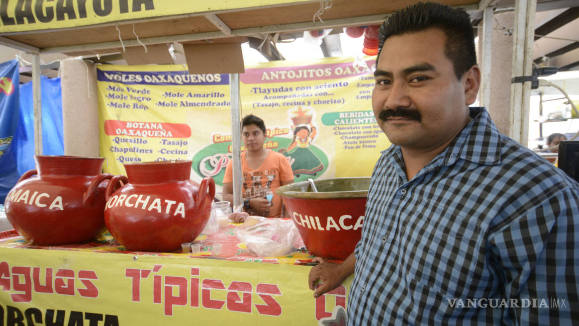 Ofrecen productos que reflejan la esencia de Oaxaca en exposición artesanal en la Plaza de las Ciudades Hermanas de Saltillo