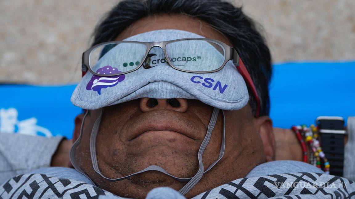 $!Un hombre toma una siesta durante un evento denominado la “siesta masiva”, que conmemora el Día Mundial del Sueño, en la Ciudad de México.