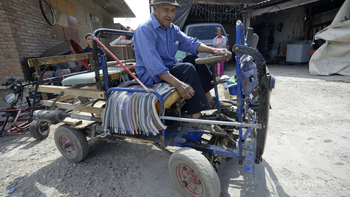 Don Pancho, el saltillense que inventó su propio auto con objetos desechables