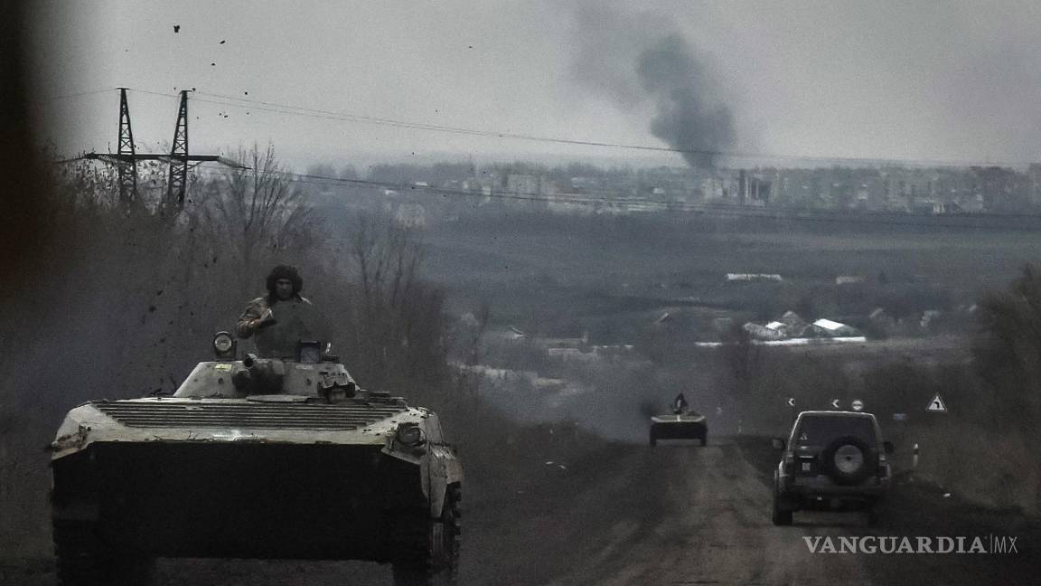 $!Transportes blindados de personal (APC) conducen a lo largo de la carretera desde Bakhmut mientras continúan los intensos combates por el control de la ciudad.