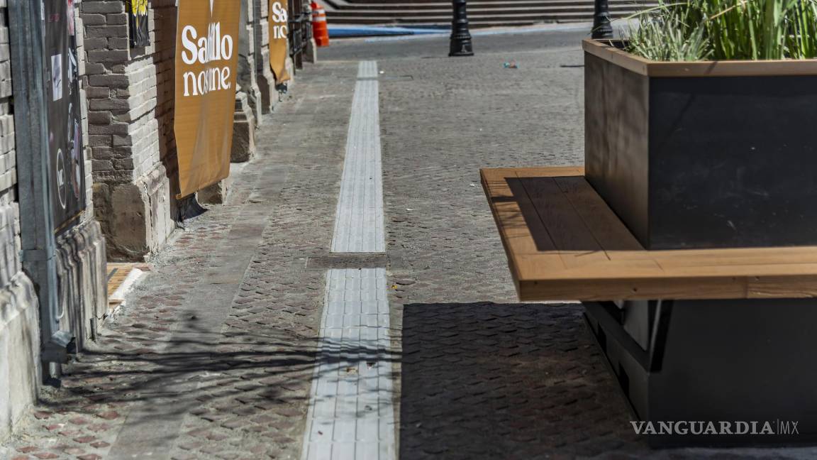 $!Dice AMEVER que el Paseo Capital prometía ser un espacio inclusivo y para todos, sin embargo, las personas con discapacidad visual no pueden desplazarse por el lugar.