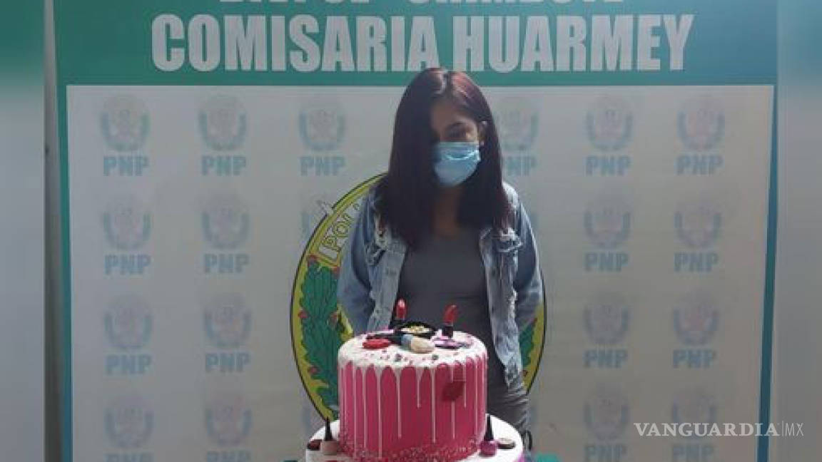 La arrestan por hacer fiesta en pandemia y le toman foto junto a su pastel