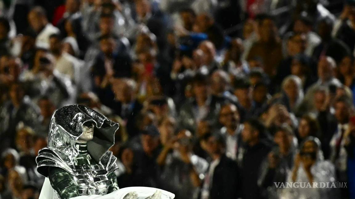 $!Amazona cruzando a galope sobre un caballo de metal por el Sena.