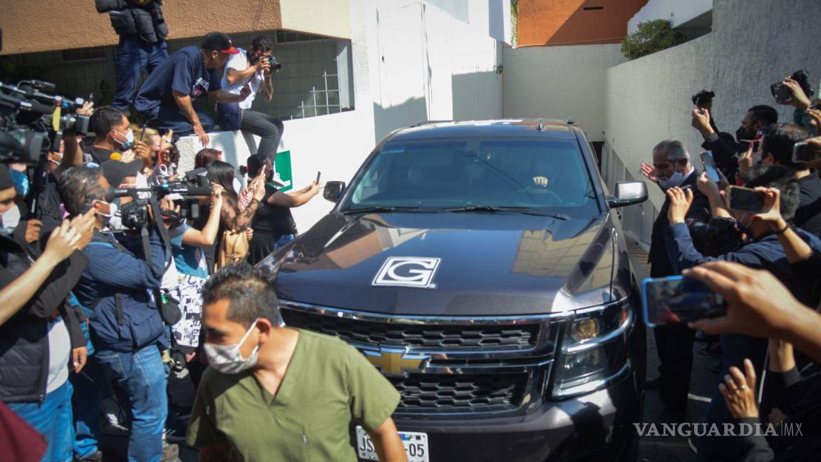 $!Salida de la carroza que traslada el féretro de Vicente Fernández, quien falleció la madrugada de este domingo. Sus restos serán trasladados a la Arena VFG dentro del Rancho Los Tres Potrillos.