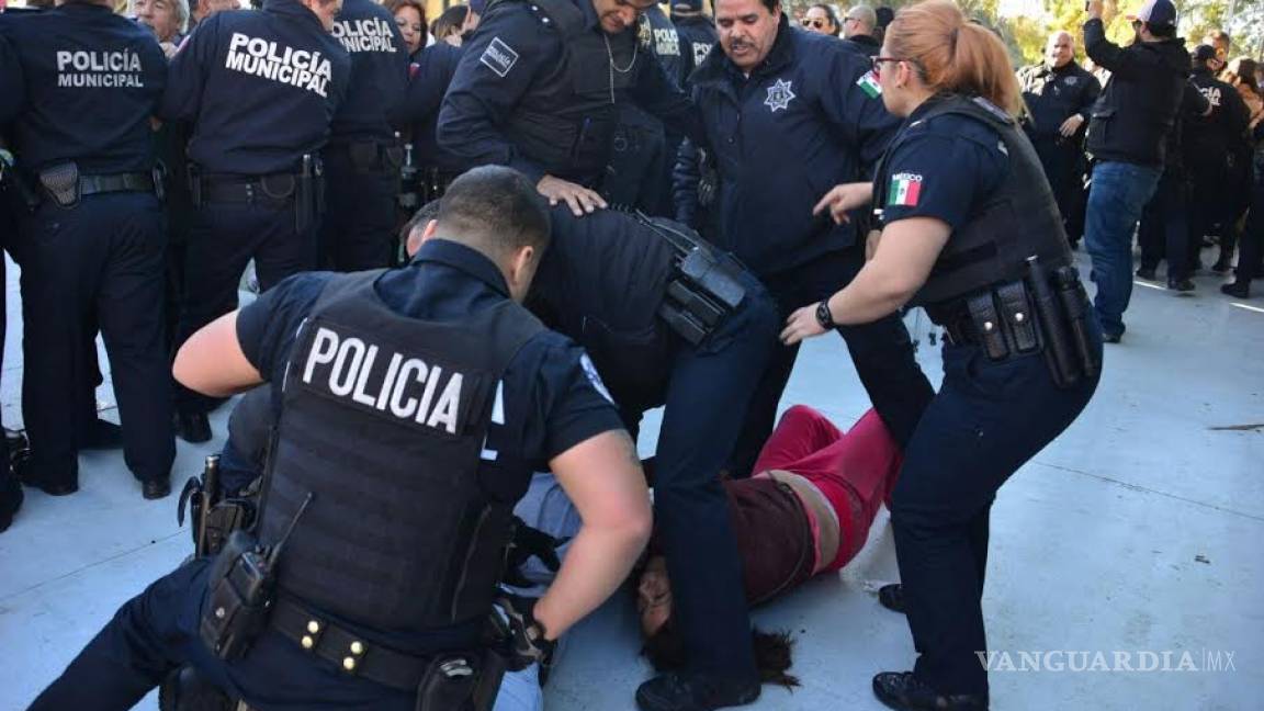 Choque entre policías y manifestantes en Mexicali