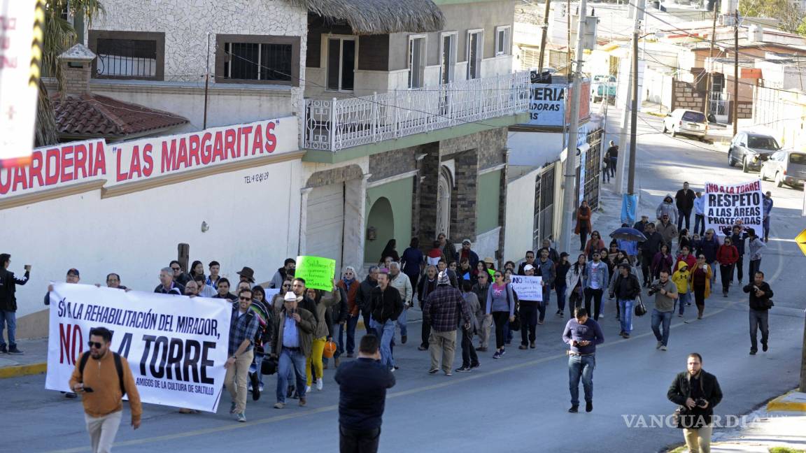 Ciudadanos marchan contra proyecto de torre en el Mirador de Saltillo
