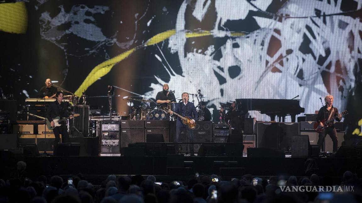 $!Paul McCartney durante un concierto de su gira Got Back en el MetLife Stadium en East Rutherford, Nueva Jersey.