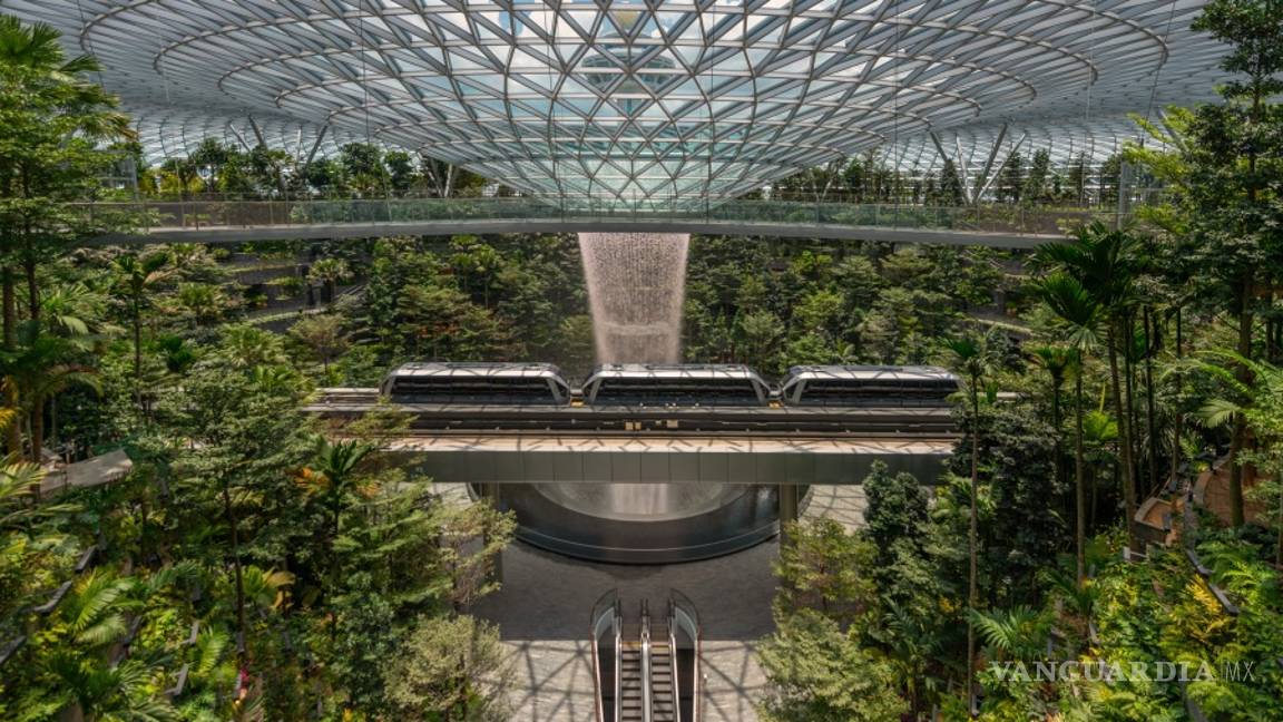$!Aeropuerto Internacional de Changi en Singapur deja volar… la imaginación, tiene la cascada interior más alta del mundo