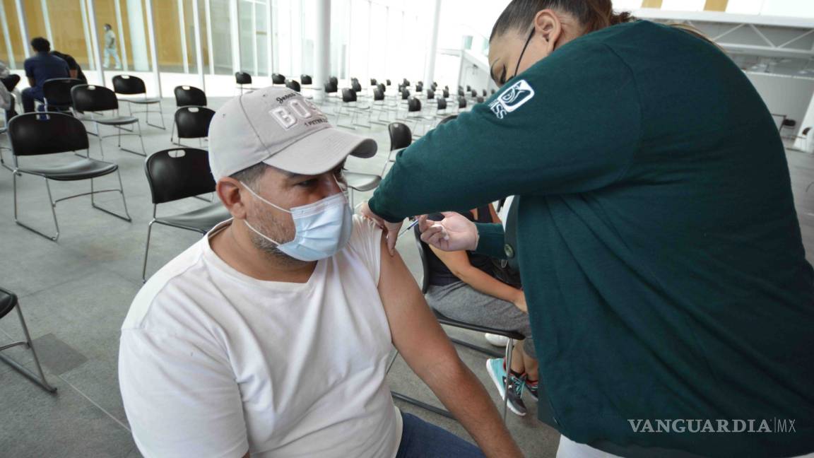 Tienen reacción a vacuna antiCOVID 332 personas en Coahuila; nueve casos graves