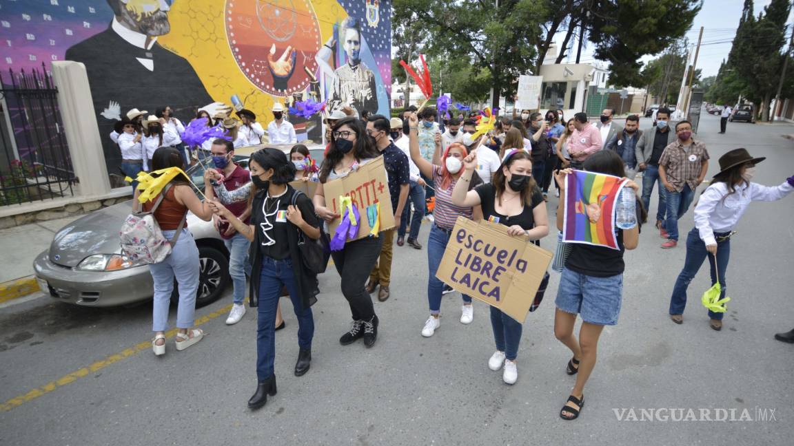 Se manifiestan alumnos de Jurisprudencia de la UAdeC contra video Anti-LGBT en Saltillo