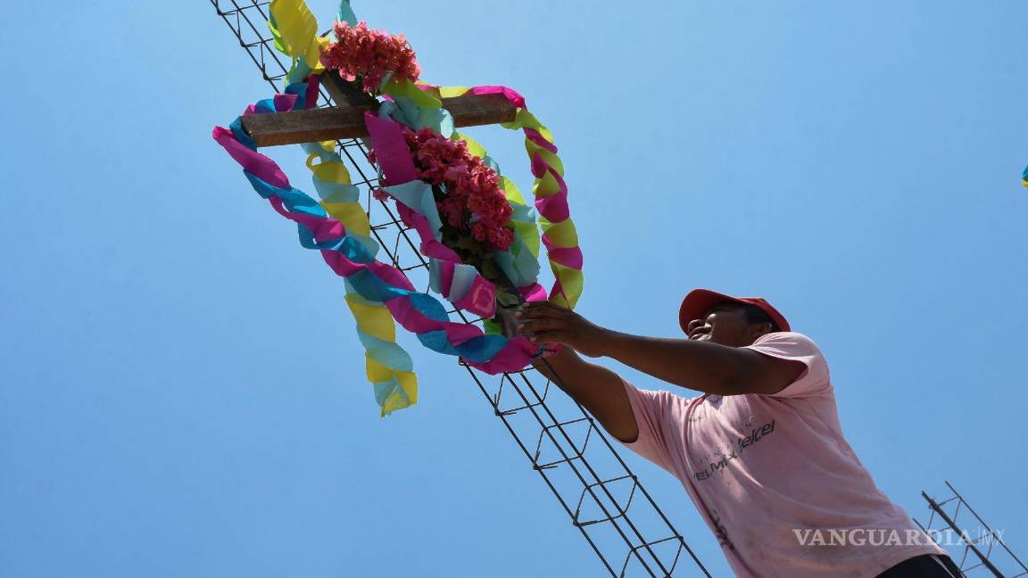 $!Como cada año se celebra el Día de la Santa Cruz o también el Día del Albañil, por lo que en la tradición se acostumbra a colocar una Cruz adornada en lo alto de la obra para no tener accidentes y la construcción no se caiga.