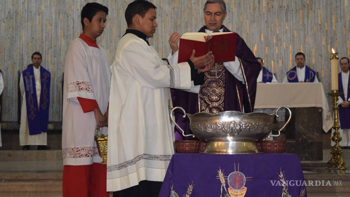 Obispo de Torreón celebra la eucaristía de Miércoles de Ceniza en Catedral del Carmen