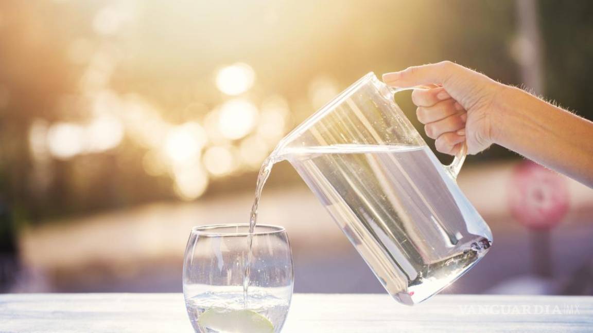 ¿Por qué beber agua todo el día no es la mejor manera de mantenerse hidratado?