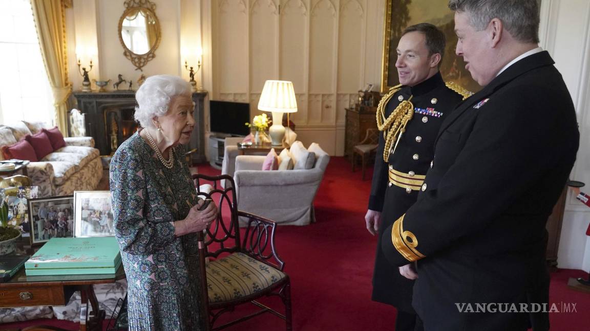 $!La reina Isabel II habla con el contralmirante James Macleod y el general de división Eldon Millar (d). AP/Steve Parsons