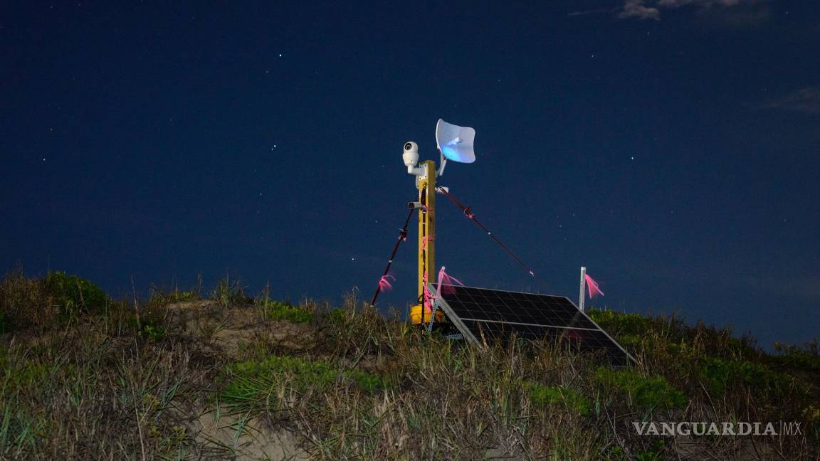 $!Un sistema de cámara SpaceX alimentado por un panel solar, en una duna en Boca Chica, Texas.