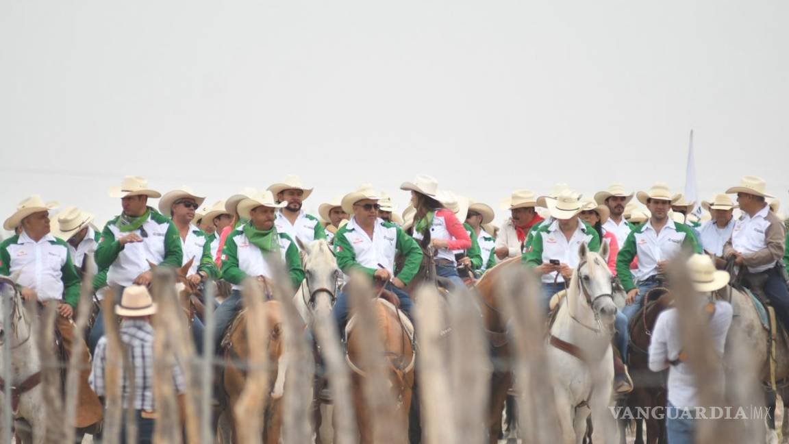 $!Jinetes avanzan por las calles de Sabinas en un ambiente de fiesta y convivencia.