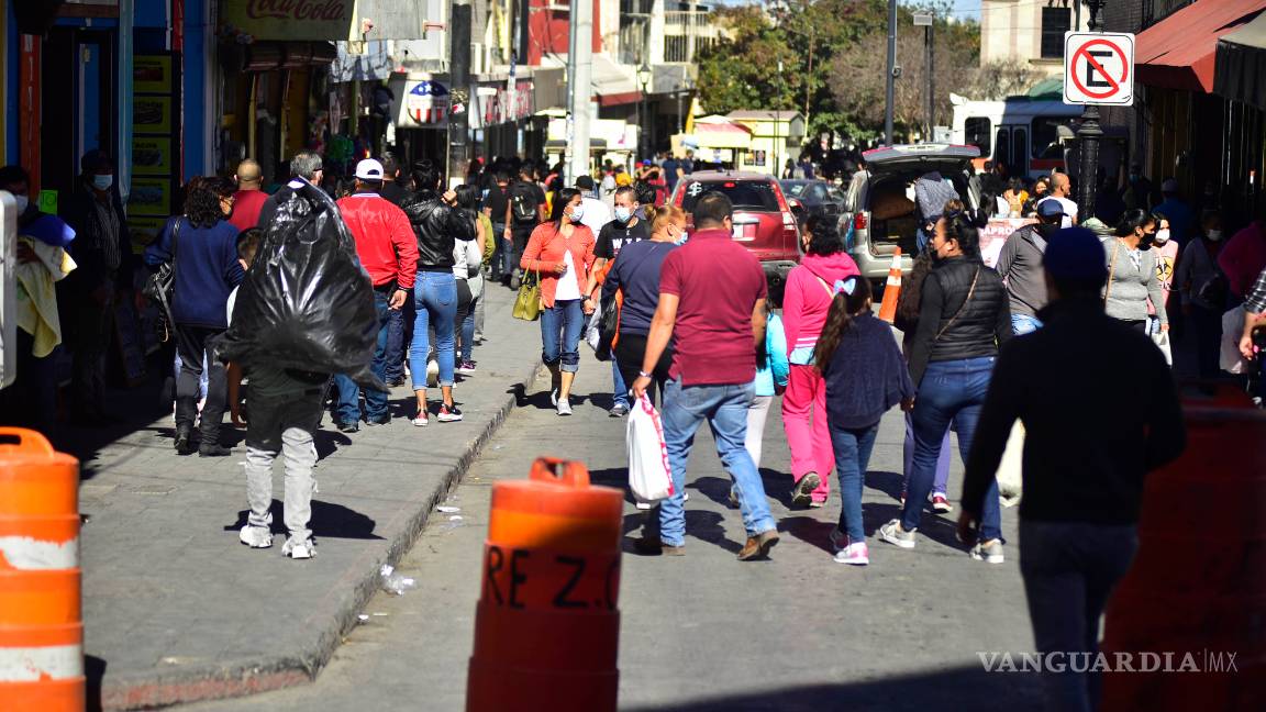 $!Saltillenses retan al coronavirus; salen de compras como si no existiera pandemia