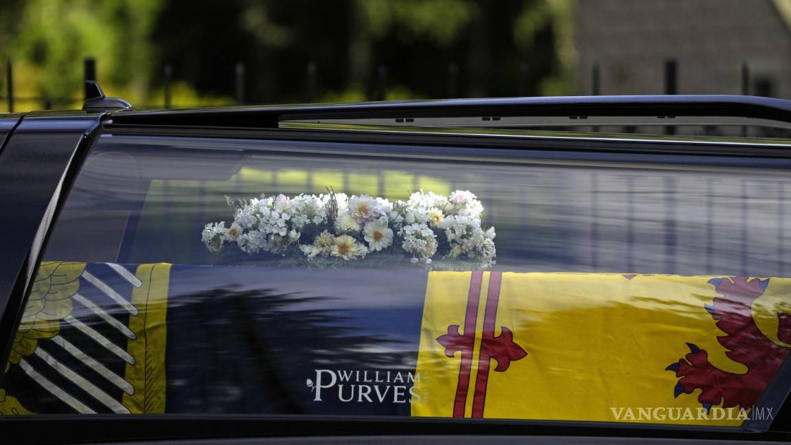 $![El ataúd con el cuerpo de la reina Isabel II sale del Palacio de Balmoral en Escocia.