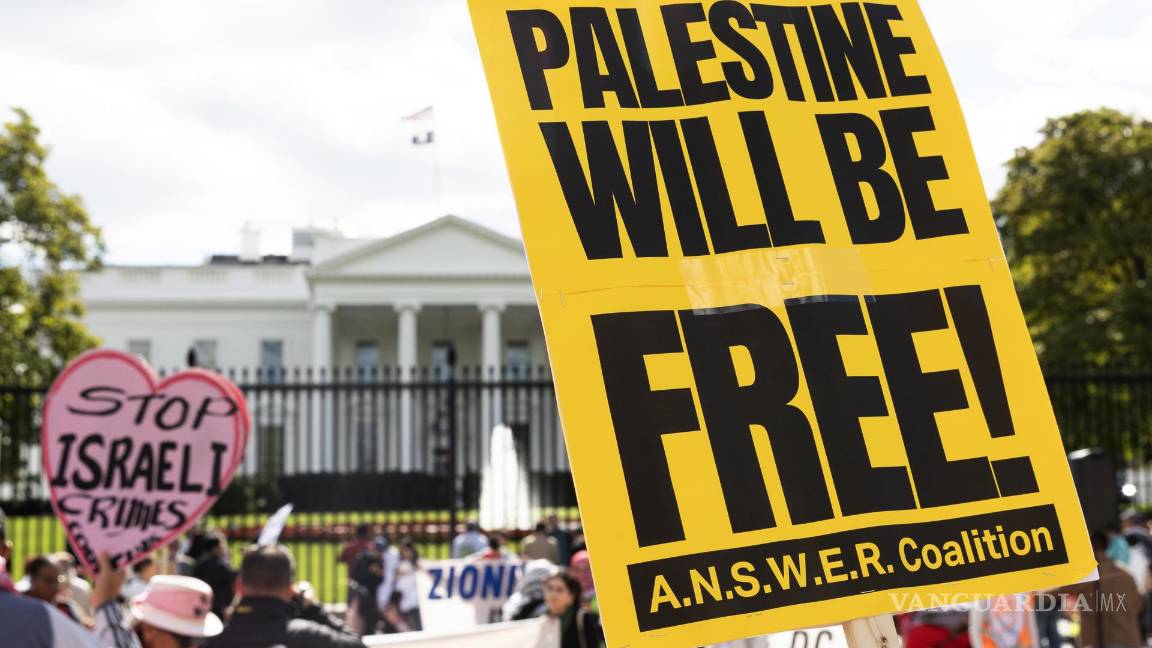 $!Personas que apoyan a los palestinos realizan una manifestación en la Avenida Pennsylvania frente a la Casa Blanca en Washington, DC.