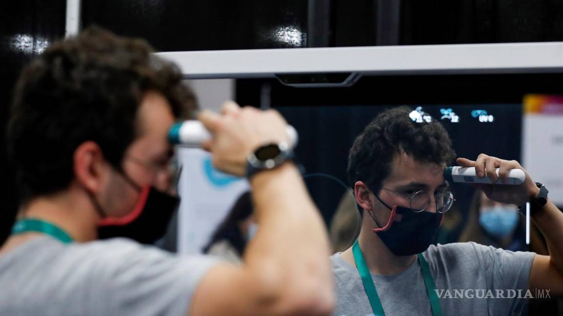 $!Gauthier Rouze utiliza el espejo inteligente de Baracoda Daily Healthtech. EFE/EPA/Caroline Brehman