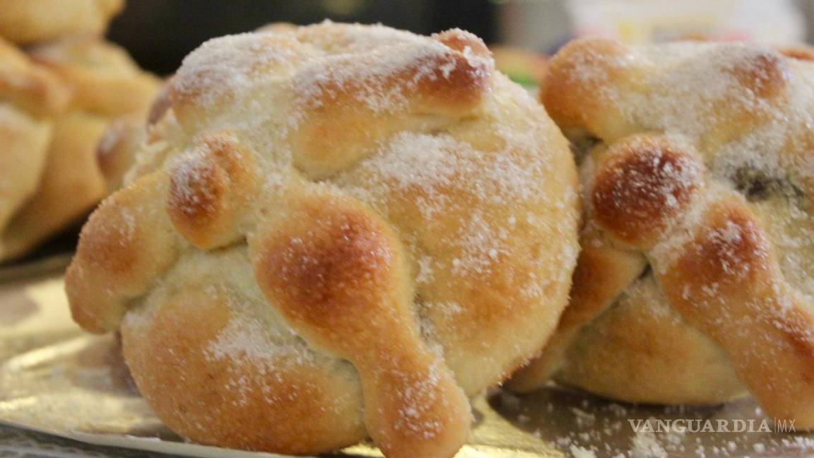 $!Con harina, tradición y convivencia, las familias torreonenses celebran el Día de Muertos en los Centros Comunitarios.