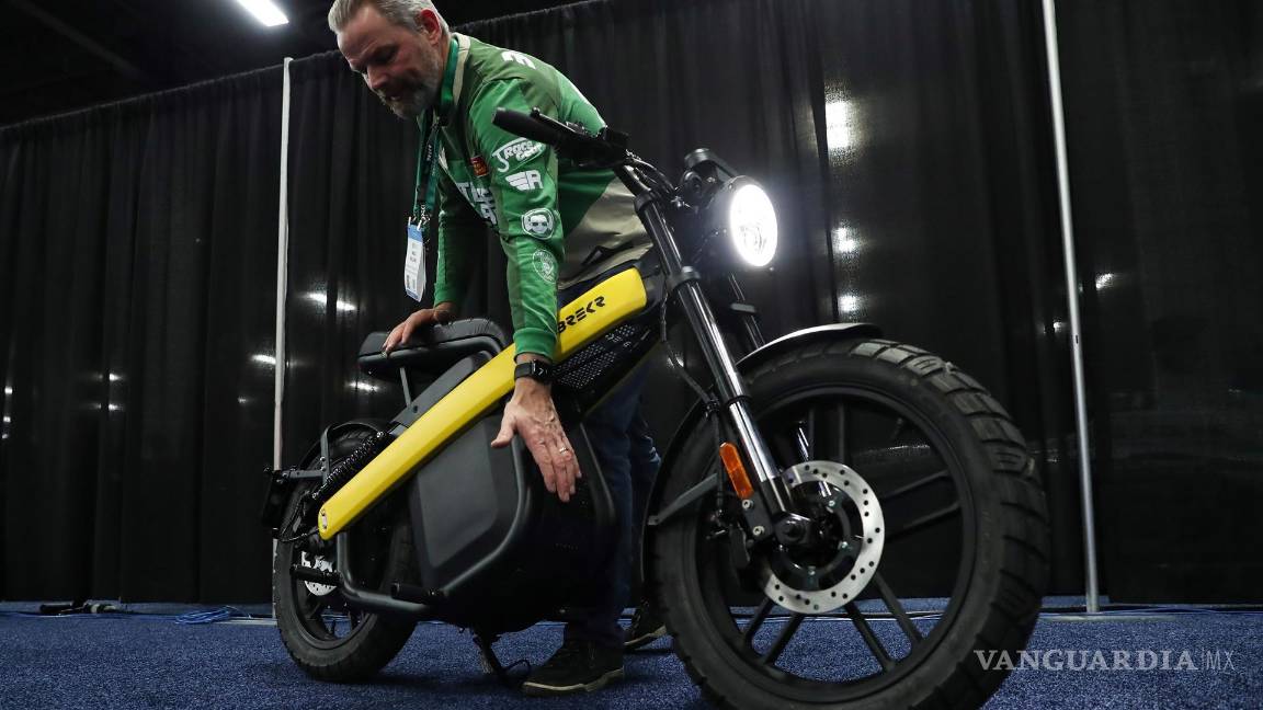 $!Niels Willems muestra el ciclomotor eléctrico Brekr/Smart Commute BV. EFE/EPA/Caroline Brehman