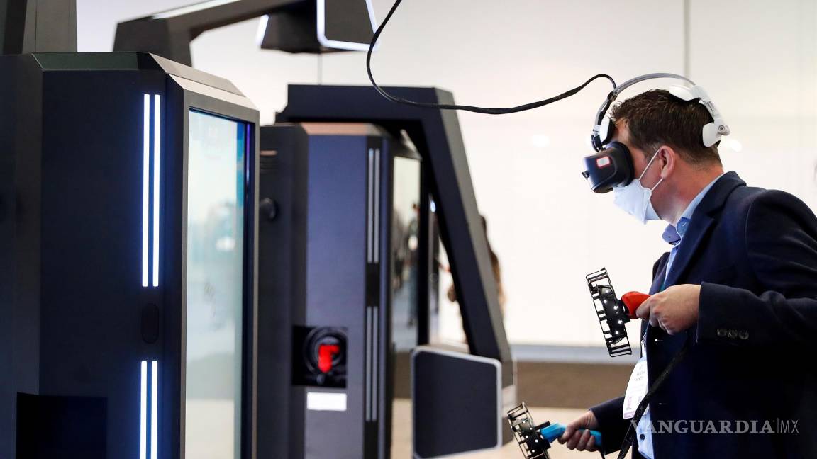 $!Un asistente juega con el sistema de juegos de realidad virtual VRLCO en el Salón Internacional de Electrónica de Consumo. EFE/EPA/Caroline Brehman
