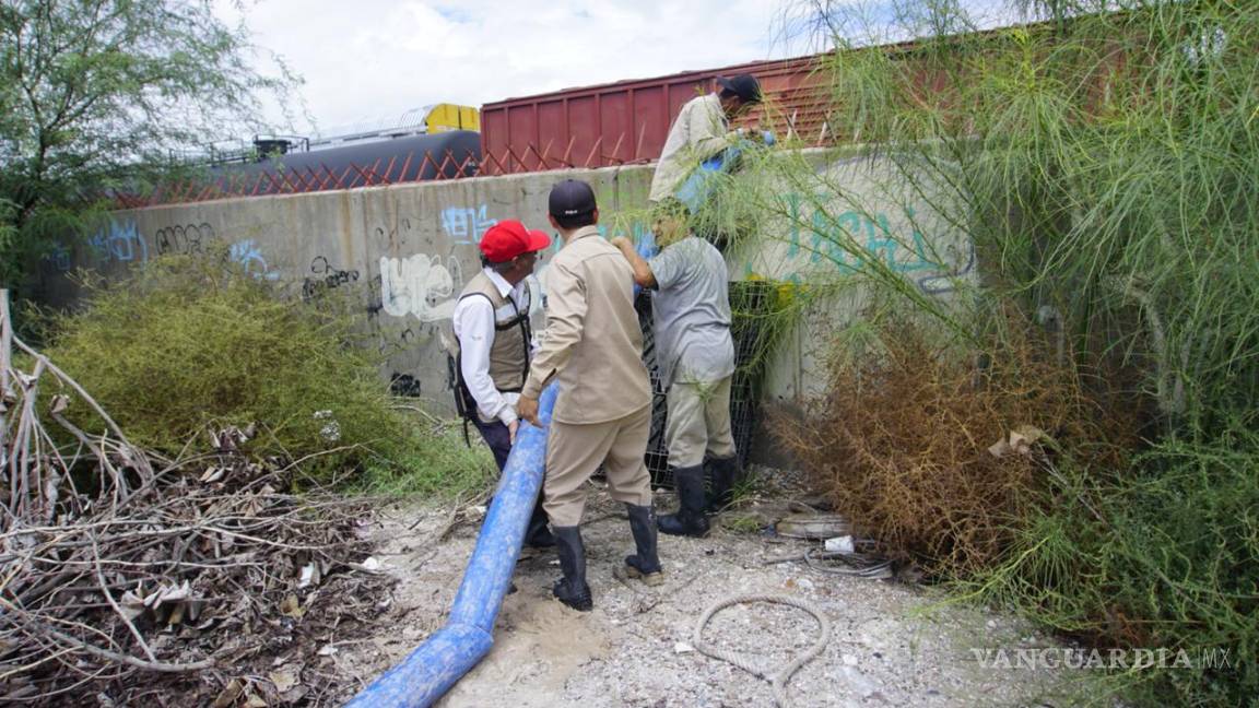 $!Se intensifican labores de desazolve en colonias de Torreón tras fuertes lluvias