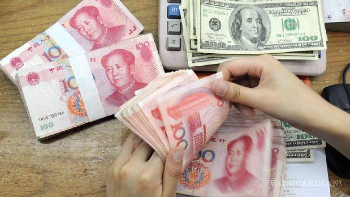 Autoridades chinas consintieron depreciación del yuan contra el dólar, según fuentes de Reuters