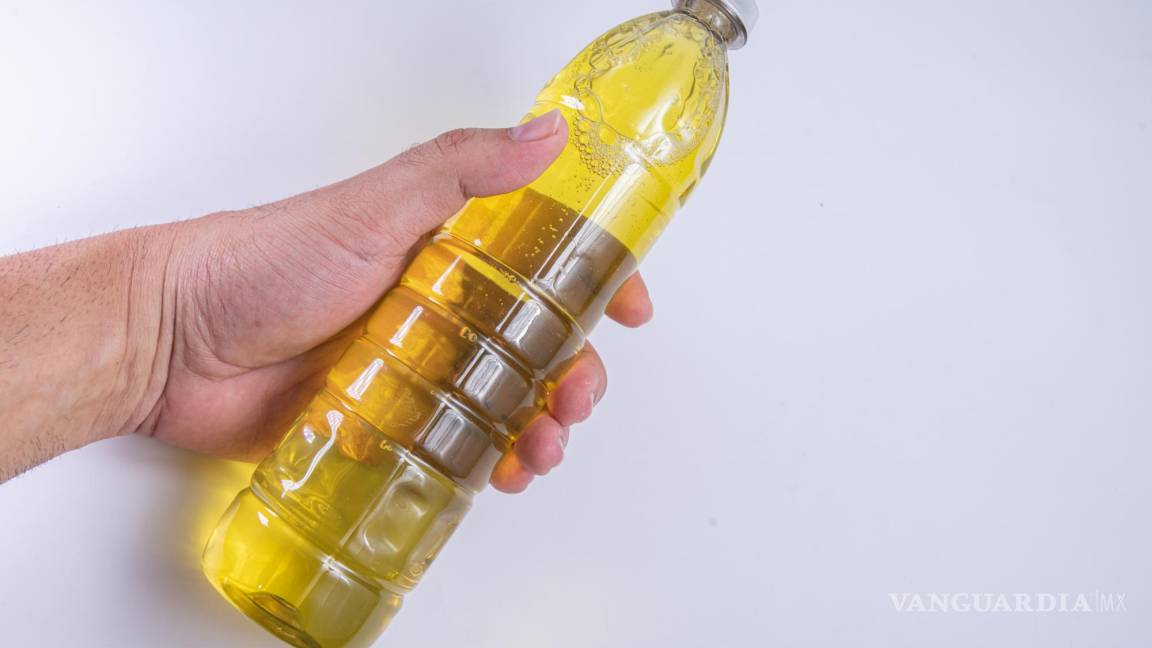 ¿Cuál es la manera correcta de desechar el aceite de cocina usado?