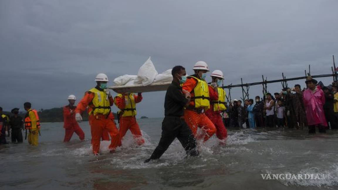 Recuperan 30 cadáveres de avión caído en Myanmar