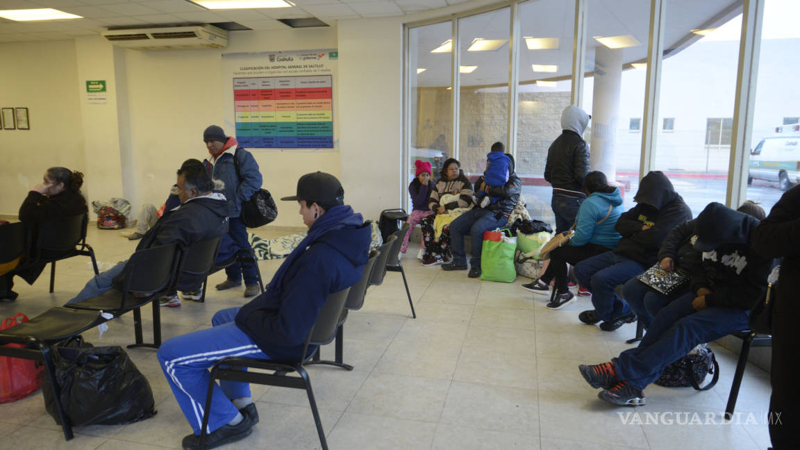 Sufren por onda gélida familiares que esperan en los hospitales de Saltillo