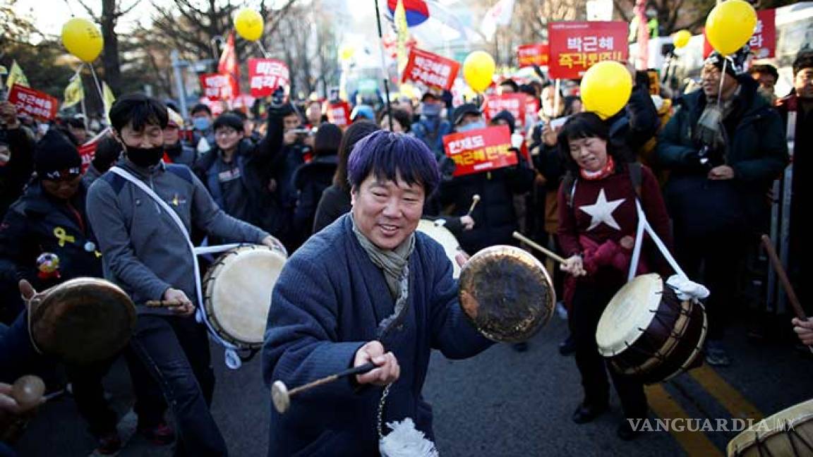 Miles celebran en Corea del Sur la destitución de la presidenta