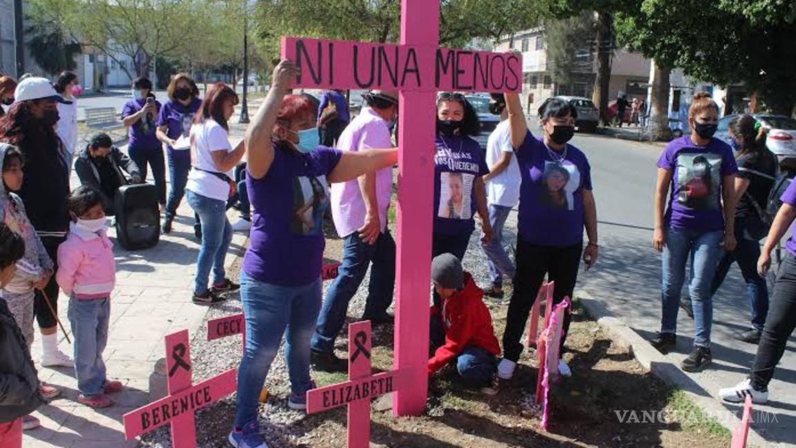 $!Madres Poderosas coloca anti monumento en Torreón: cruces con nombres de sus hijas asesinadas