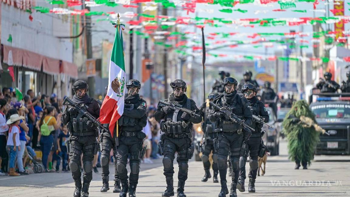 $!Contingentes escolares y de seguridad desfilaron en las calles del primer cuadro de la ciudad.