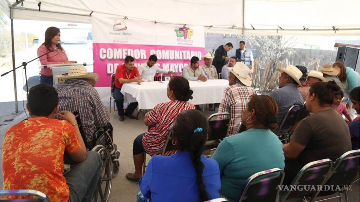 Funcionarios estatales apadrinan comedores para adultos mayores en Torreón