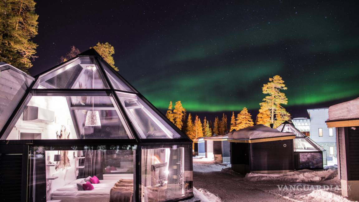 En Finlandia puedes ver las auroras boreales desde tu cuarto de hotel