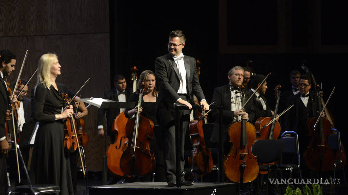 La Orquesta Filarmónica del Desierto de Coahuila recibe reconocimiento durante segundo concierto