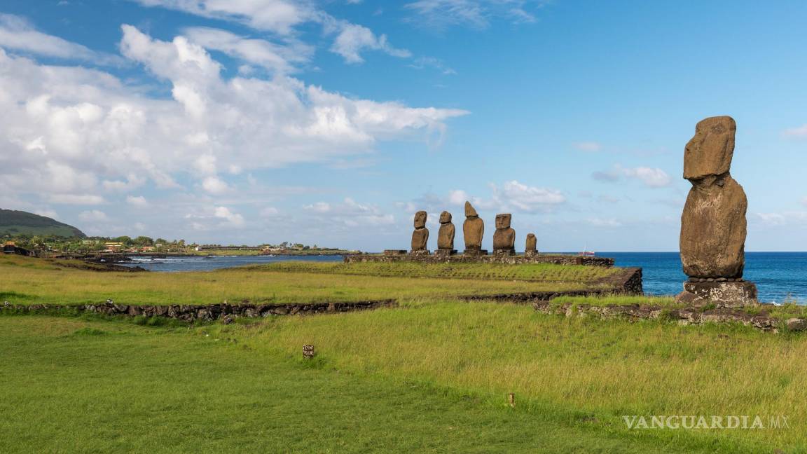 $!Fila de 'moais' en la Isla de Pascua.